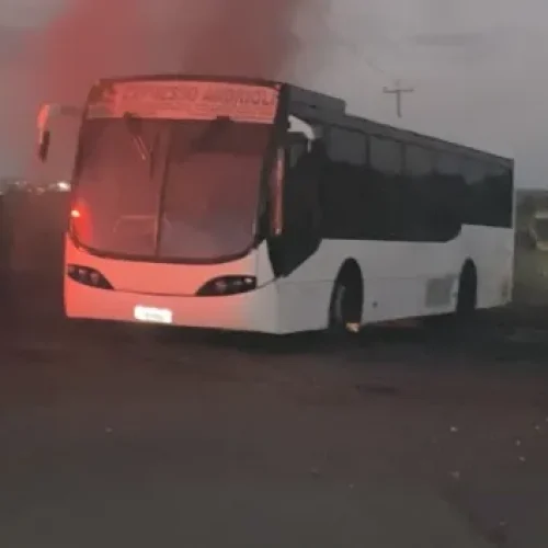 Ônibus pega fogo na BR 163 próximo a Novo Horizonte