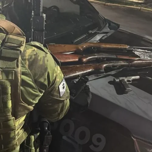 Ameaça resulta em prisão e apreensão de armas em Pato Bragado
