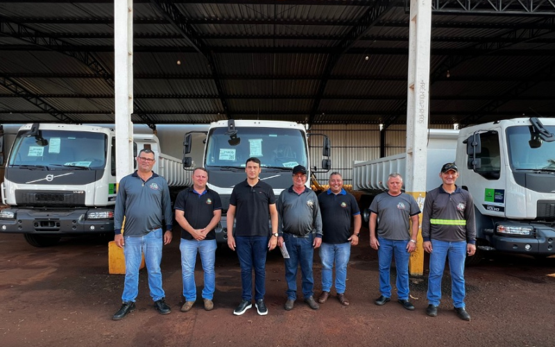 Prefeitura entrega três caminhões caçamba para reforçar a Secretaria de Obras, Viação e Urbanismo