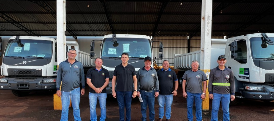 Prefeitura entrega três caminhões caçamba para reforçar a Secretaria de Obras, Viação e Urbanismo