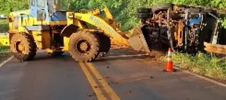 Tombamento de caminhão mata motorista paraguaio