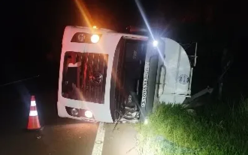 Tombamento de caminhão na rodovia Palotina a Terra Roxa