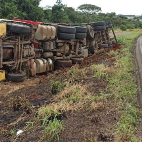 Quatro Pontes: Caminhão carregado com farelo de milho tomba em curva próximo à Samollé