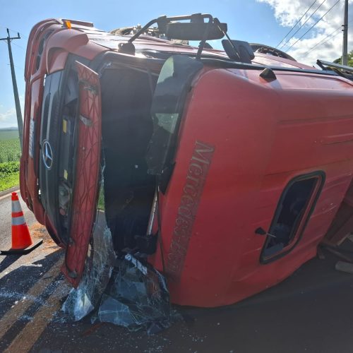 Caminhão tomba na rodovia Palotina a Terra Roxa