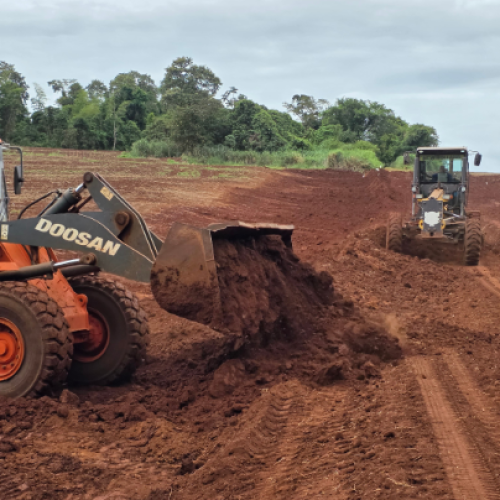 Prefeitura realiza readequação de estrada rural no distrito de São Roque