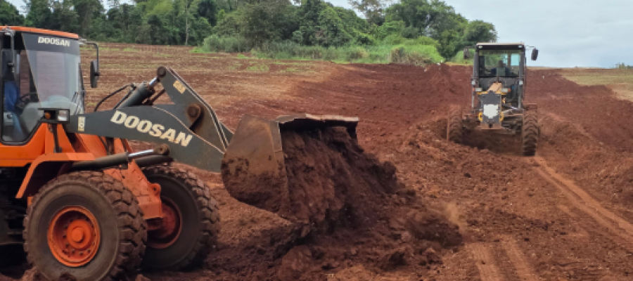 Prefeitura realiza readequação de estrada rural no distrito de São Roque