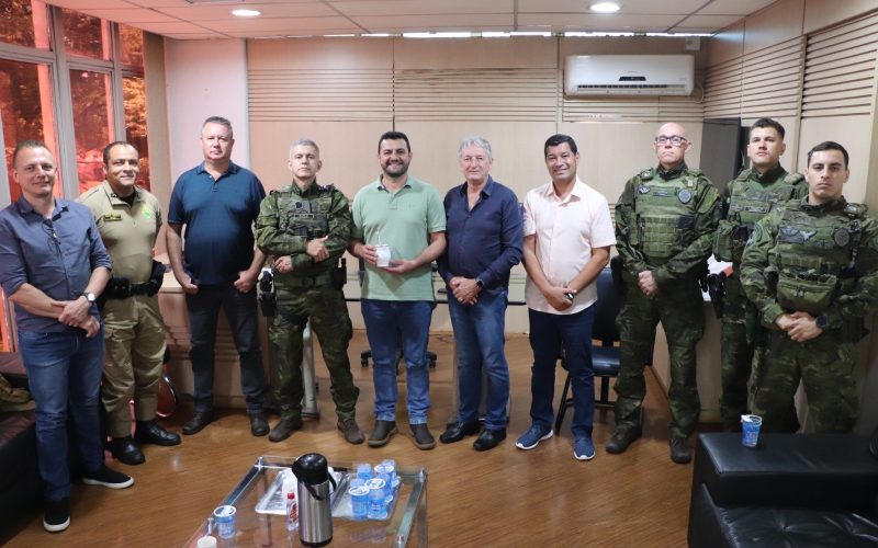 Prefeito Adriano Backes se reune com comandantes da PM e BPFron