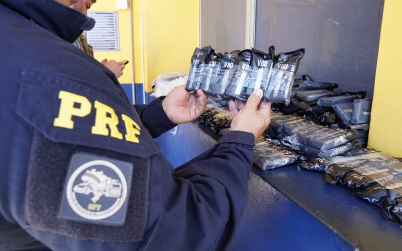 PRF apreende carga de cigarros eletrônicos na BR-277, em Santa Terezinha de Itaipu (PR)