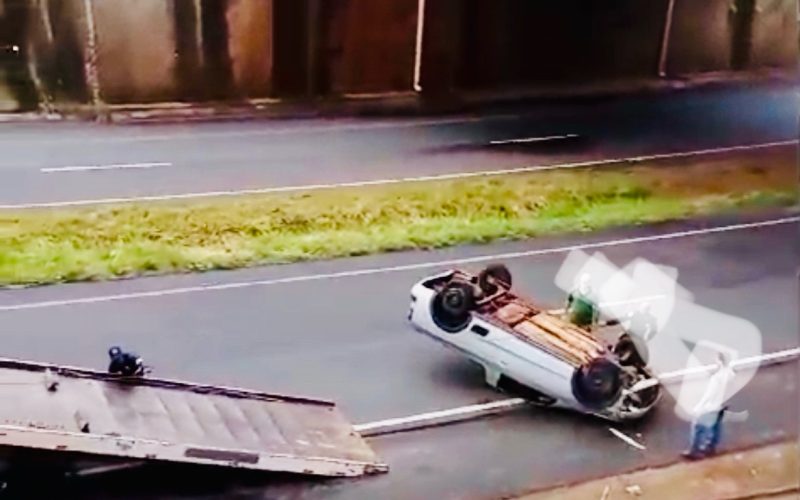 Carro capota na BR-163, em Quatro Pontes, no final da tarde desta quarta-feira