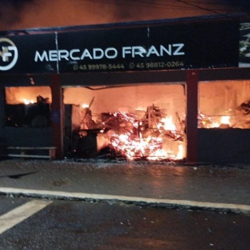 Estabelecimentos no Centro de São José das Palmeiras são destruídos por incêndio