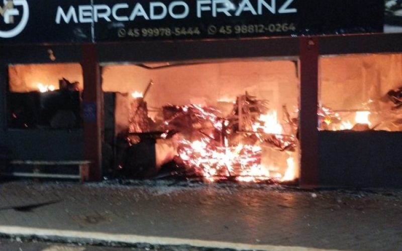 Estabelecimentos no Centro de São José das Palmeiras são destruídos por incêndio
