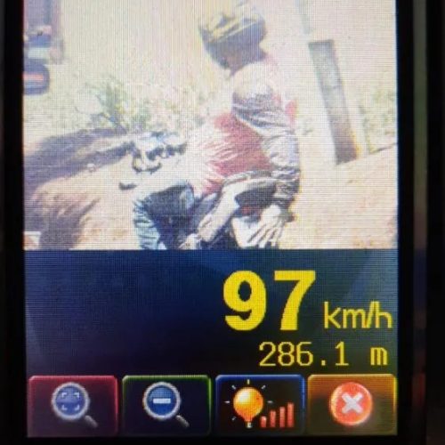 Motociclista é autuado após tampar a placa durante fiscalização com radar