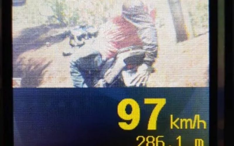 Motociclista é autuado após tampar a placa durante fiscalização com radar