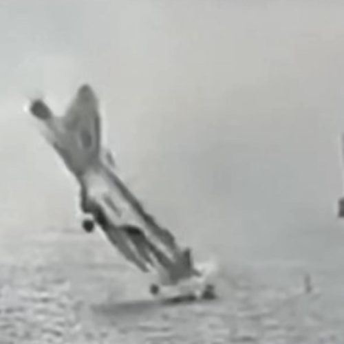 Vídeo: Avião da Marinha dos EUA cai na Califórnia; tripulantes são resgatados