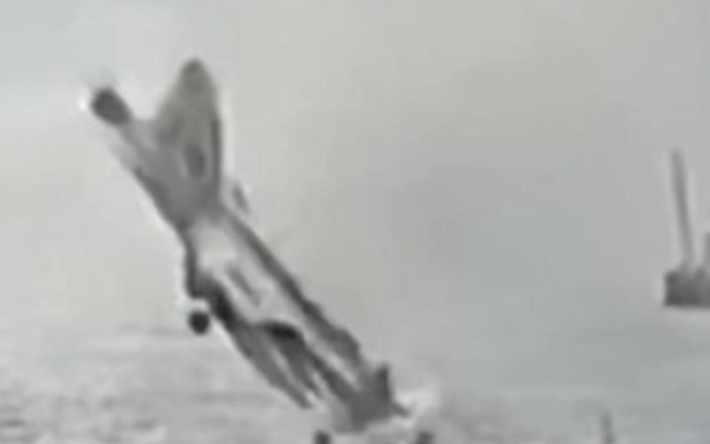 Vídeo: Avião da Marinha dos EUA cai na Califórnia; tripulantes são resgatados