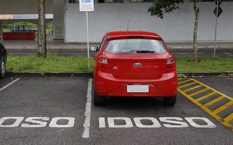 Credenciais de estacionamento para idosos e PCDs podem ser feitas de maneira digital