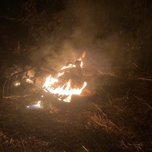 Moto pega fogo e é abandonada em Mercedes