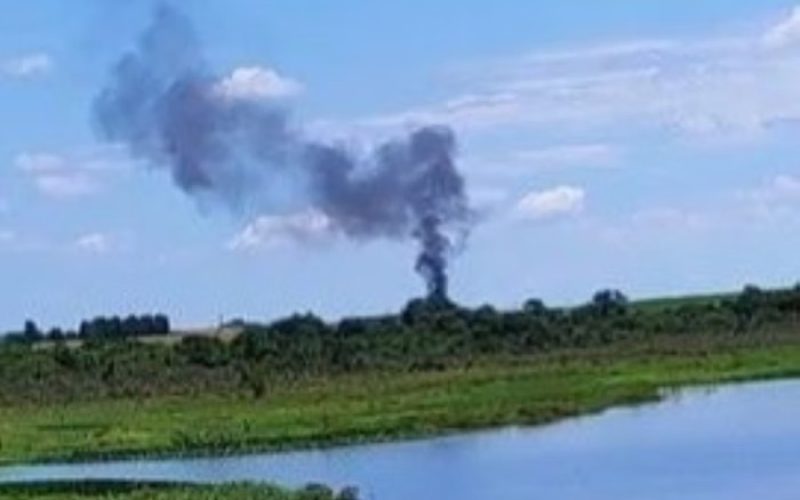 SP: avião de pequeno porte cai em área de vegetação e mata 2 pessoas