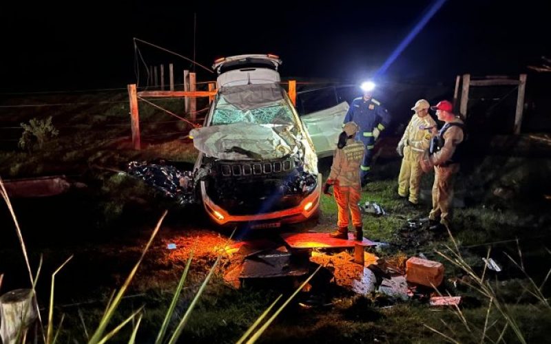 Homem morre após ser ejetado em capotamento na PR-488, em Diamante do Oeste