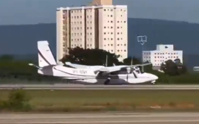 Avião faz pouso de barriga no aeroporto de Sorocaba, interior de SP; vídeo