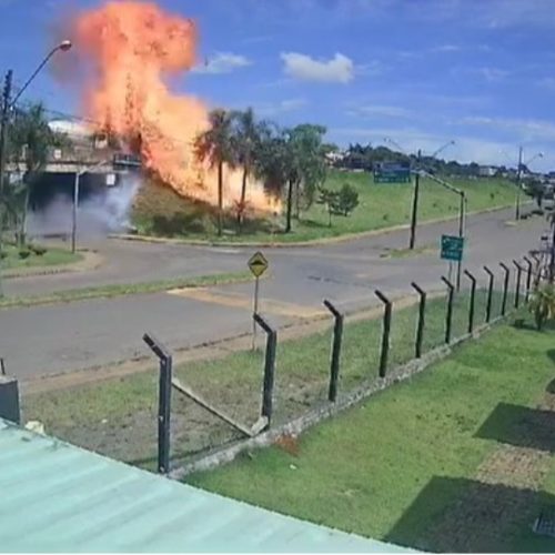 Caminhões explodem após batida e motorista pula de viaduto no PR; Assista