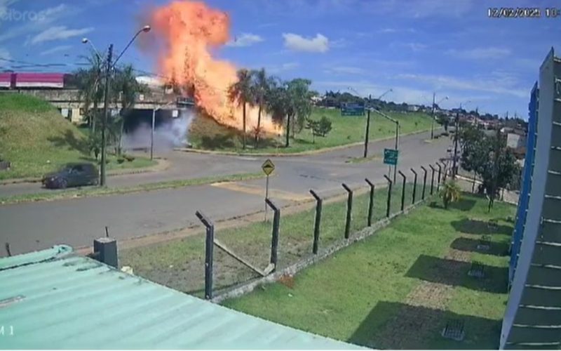 Caminhões explodem após batida e motorista pula de viaduto no PR; Assista