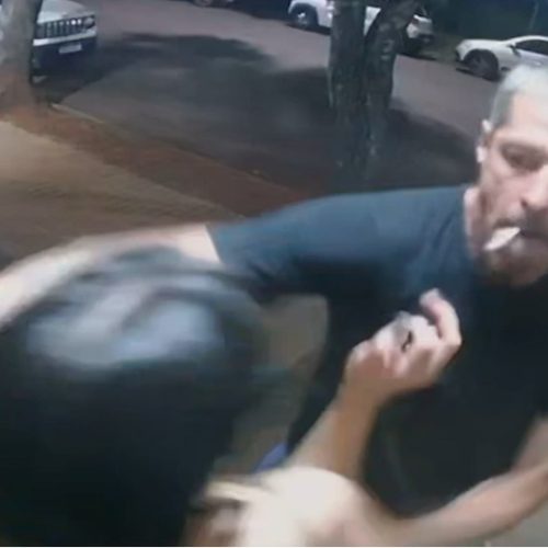 Homem tenta agarrar mulher em porta de prédio em Cascavel; VÍDEO