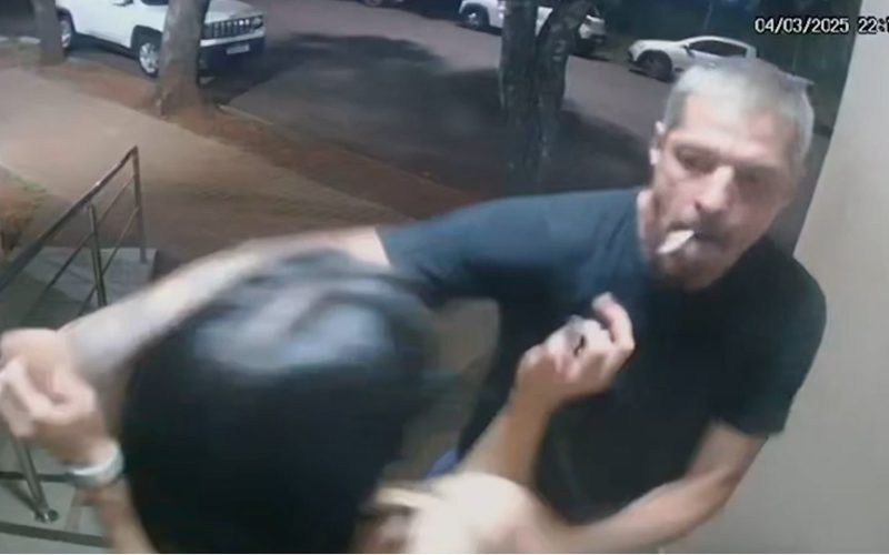 Homem tenta agarrar mulher em porta de prédio em Cascavel; VÍDEO