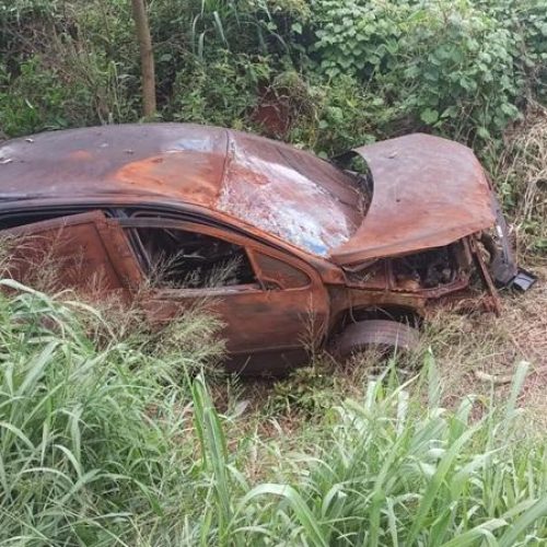 Veículo abandonado está a 3 dias em valeta na rodovia entre Toledo e Bragantina, diz denunciante