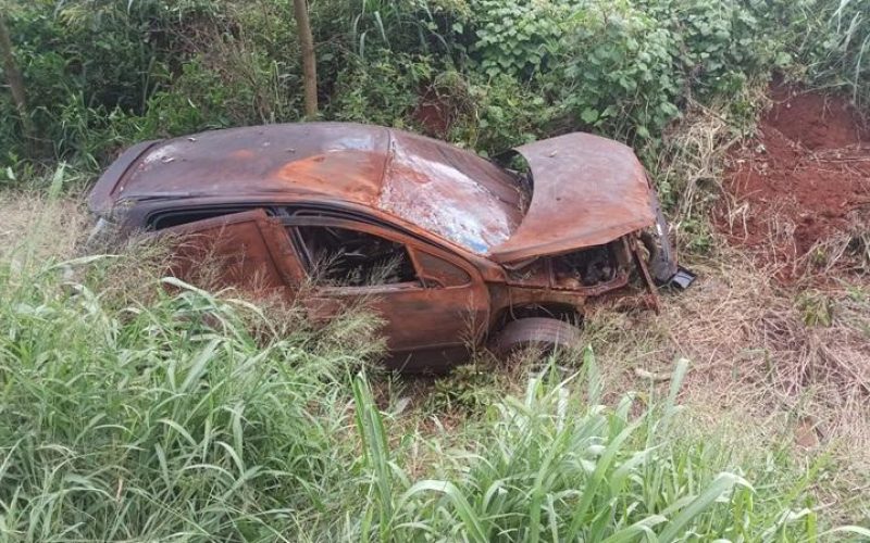 Veículo abandonado está a 3 dias em valeta na rodovia entre Toledo e Bragantina, diz denunciante