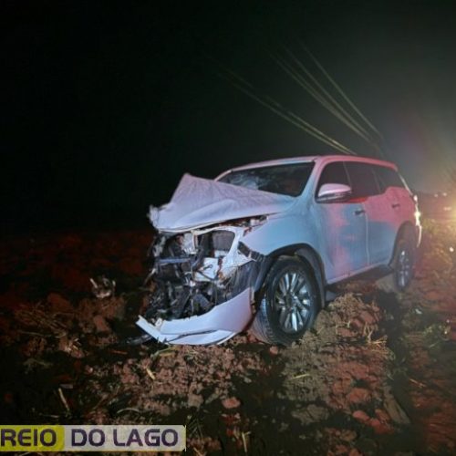 Após aquaplanagem SW4 colide contra caminhão