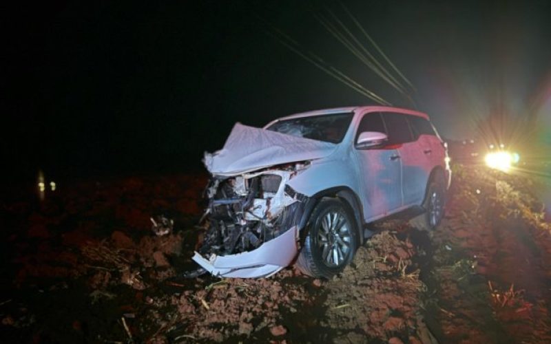 Após aquaplanagem SW4 colide contra caminhão