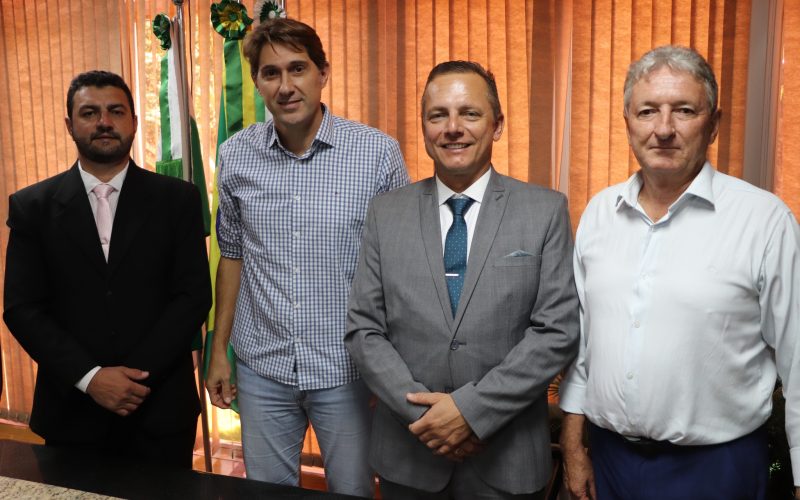 Ato oficial de transmissão de cargos é realizado na prefeitura